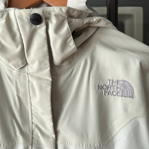 The North Face Women’s jacket - Picture 3 of 7